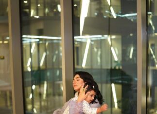 Sarah Khan Instagram - Before the event ♥️ My Alyana 🧸♥️ Thank you @bilalsaeedphotography for capturing these moments