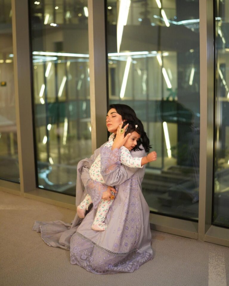 Sarah Khan Instagram - Before the event ♥️ My Alyana 🧸♥️ Thank you @bilalsaeedphotography for capturing these moments