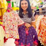 Sarah Khan Instagram - Maine tou apni beti Alyana ki poori shopping karli hai @bachaa_party say 😍 jab bhi mai Bachaa Party jati hoon mujhe mera bachpan yaad ajata hai, kia aap bachpan ko yaad karti hain? ♥️ I love the fact ke Bachaa Party per bachon keliye literally SAB kuch mil jata hai clothes, shoes, toys, books, infant items aur bohut kuch.... tou aap bhi jaldi say sari shopping karlein 👶🏻👗👟📚🧸 #SarahKhan #BachaaParty #PakistansBiggestKidsStore #Karachi #Lahore #Hyderabad #Multan #Gujranwala