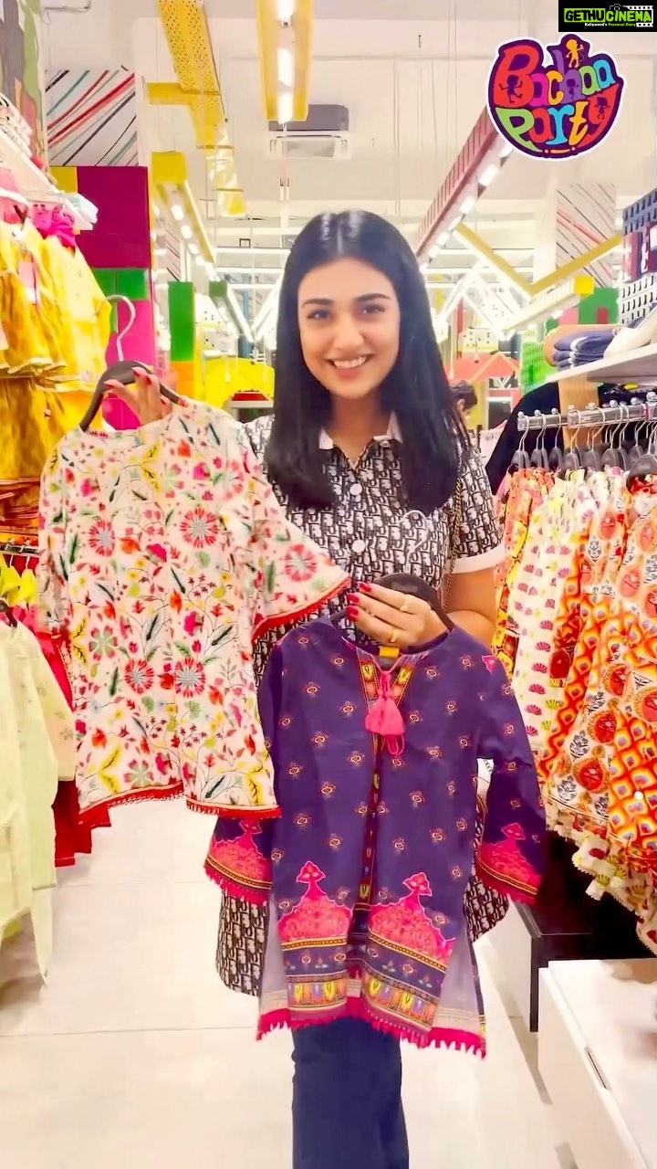 Sarah Khan Instagram - Maine tou apni beti Alyana ki poori shopping karli hai @bachaa_party say π jab bhi mai Bachaa Party jati hoon mujhe mera bachpan yaad ajata hai, kia aap bachpan ko yaad karti hain? β₯οΈ I love the fact ke Bachaa Party per bachon keliye literally SAB kuch mil jata hai clothes, shoes, toys, books, infant items aur bohut kuch.... tou aap bhi jaldi say sari shopping karlein πΆπ»ππππ§Έ #SarahKhan #BachaaParty #PakistansBiggestKidsStore #Karachi #Lahore #Hyderabad #Multan #Gujranwala
