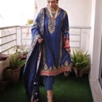 Sarah Khan Instagram - Who doesn’t want a good discount especially in the beginning of a new year @So.kamal.official is famous for its brilliant textiles and alluring designs as it is offering Flat 50% off on entire stock! That’s a steal!!! Loved their beautiful collection make sure and rush to avail this amazing offer Visit your nearest stores & Shop Online 📸 @abdulsamadzia 💎 @kohar_jewel #sokamal #flat50% #discounts #sale #sarakhan #wintercollection