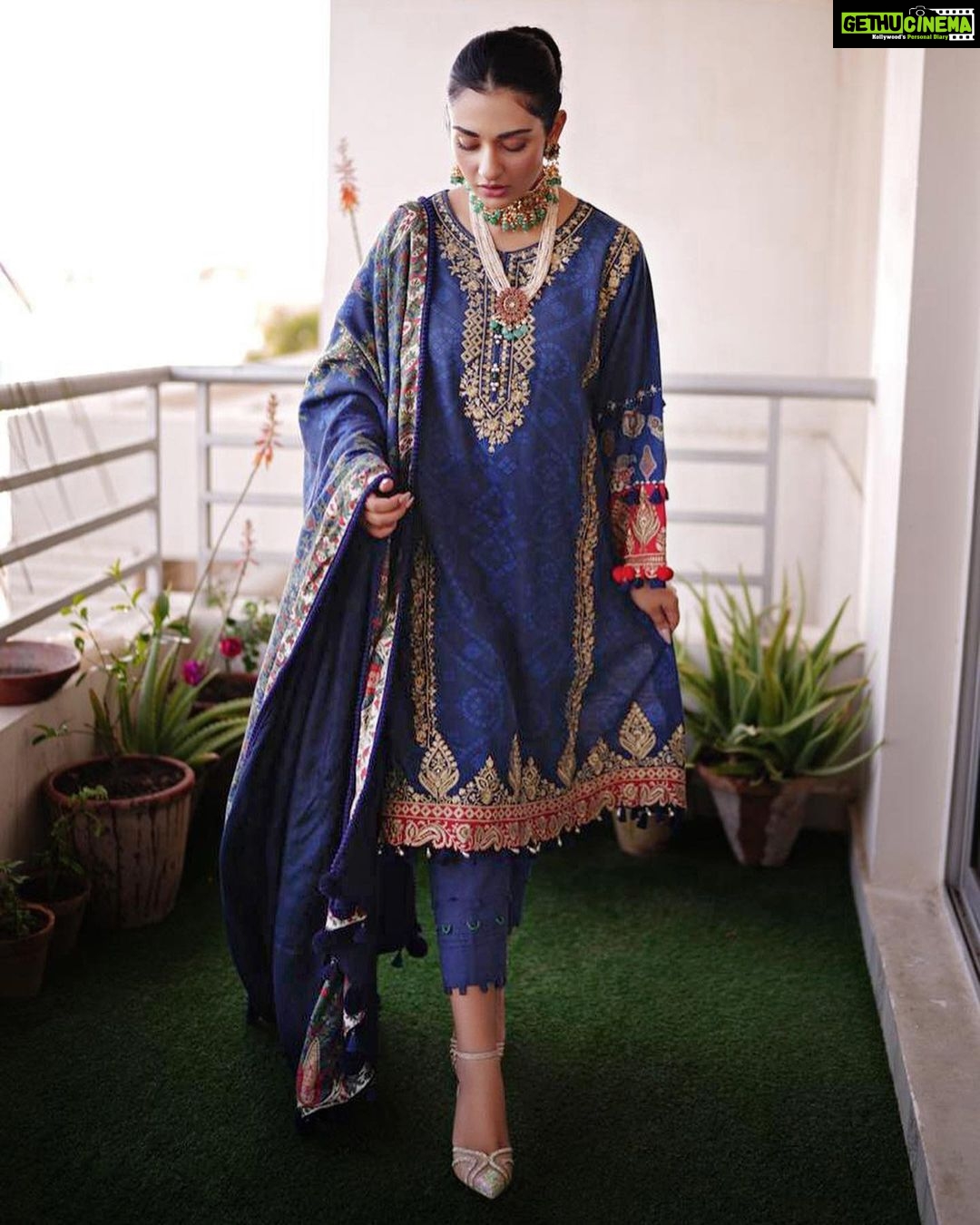 Sarah Khan Instagram - Who doesn’t want a good discount especially in the beginning of a new year @So.kamal.official is famous for its brilliant textiles and alluring designs as it is offering Flat 50% off on entire stock! That’s a steal!!! Loved their beautiful collection make sure and rush to avail this amazing offer Visit your nearest stores & Shop Online 📸 @abdulsamadzia 💎 @kohar_jewel #sokamal #flat50% #discounts #sale #sarakhan #wintercollection