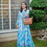 Sarah Khan Instagram - @Astore_pk is one of the pioneer brand of Bags & Modest clothing 🫶🏻 Their maxi’s & Abayas are trendy, perfect for umrah purpose aswell 🌺 All made in Pakistan 💙 ✴️12-12 SALE is LIVE on entire store, You can get every Bag in just 1999rs & upto 70% off on all other products 🤩 Hurry up & Place your orders on www.astore.pk 🤍 Styling/PR @stylebyhassan @hassanabdullahofficial #astorepk #astorexsarahkhan #sarahkhan #styledbyhassanabdullah ✨