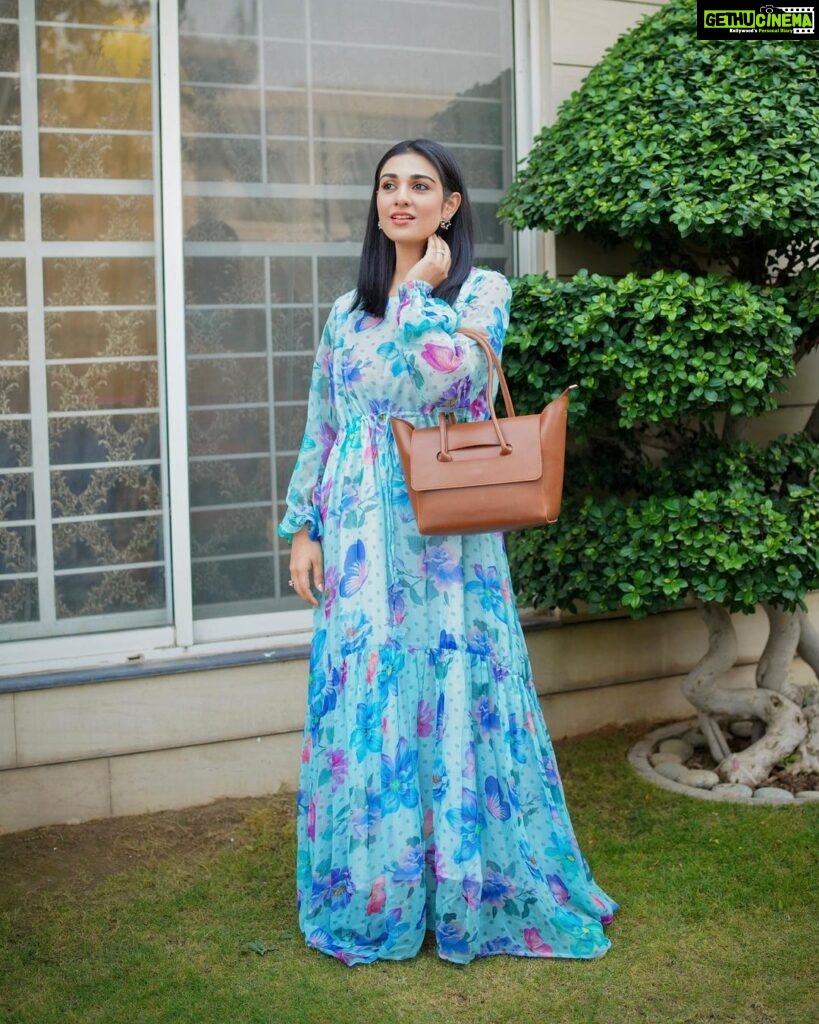 Sarah Khan Instagram - @Astore_pk is one of the pioneer brand of Bags & Modest clothing 🫶🏻 Their maxi’s & Abayas are trendy, perfect for umrah purpose aswell 🌺 All made in Pakistan 💙 ✴️12-12 SALE is LIVE on entire store, You can get every Bag in just 1999rs & upto 70% off on all other products 🤩 Hurry up & Place your orders on www.astore.pk 🤍 Styling/PR @stylebyhassan @hassanabdullahofficial #astorepk #astorexsarahkhan #sarahkhan #styledbyhassanabdullah ✨