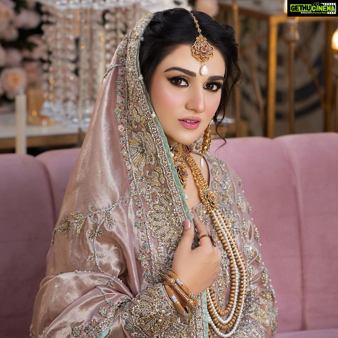 Sarah Khan Instagram - All the brides to be who want soft dewy and natural makeup for their big days, @nooreysmakeupstudio is your go to place π Loved my makeup! Highly recommended πΈ @nooreysmakeupstudio π«Άπ» #nooreysmakeupstudio #nooreysxsarahkhan #sarahkhan #styledbyhassanabdullah