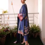 Sarah Khan Instagram - Who doesn’t want a good discount especially in the beginning of a new year @So.kamal.official is famous for its brilliant textiles and alluring designs as it is offering Flat 50% off on entire stock! That’s a steal!!! Loved their beautiful collection make sure and rush to avail this amazing offer Visit your nearest stores & Shop Online 📸 @abdulsamadzia 💎 @kohar_jewel #sokamal #flat50% #discounts #sale #sarakhan #wintercollection