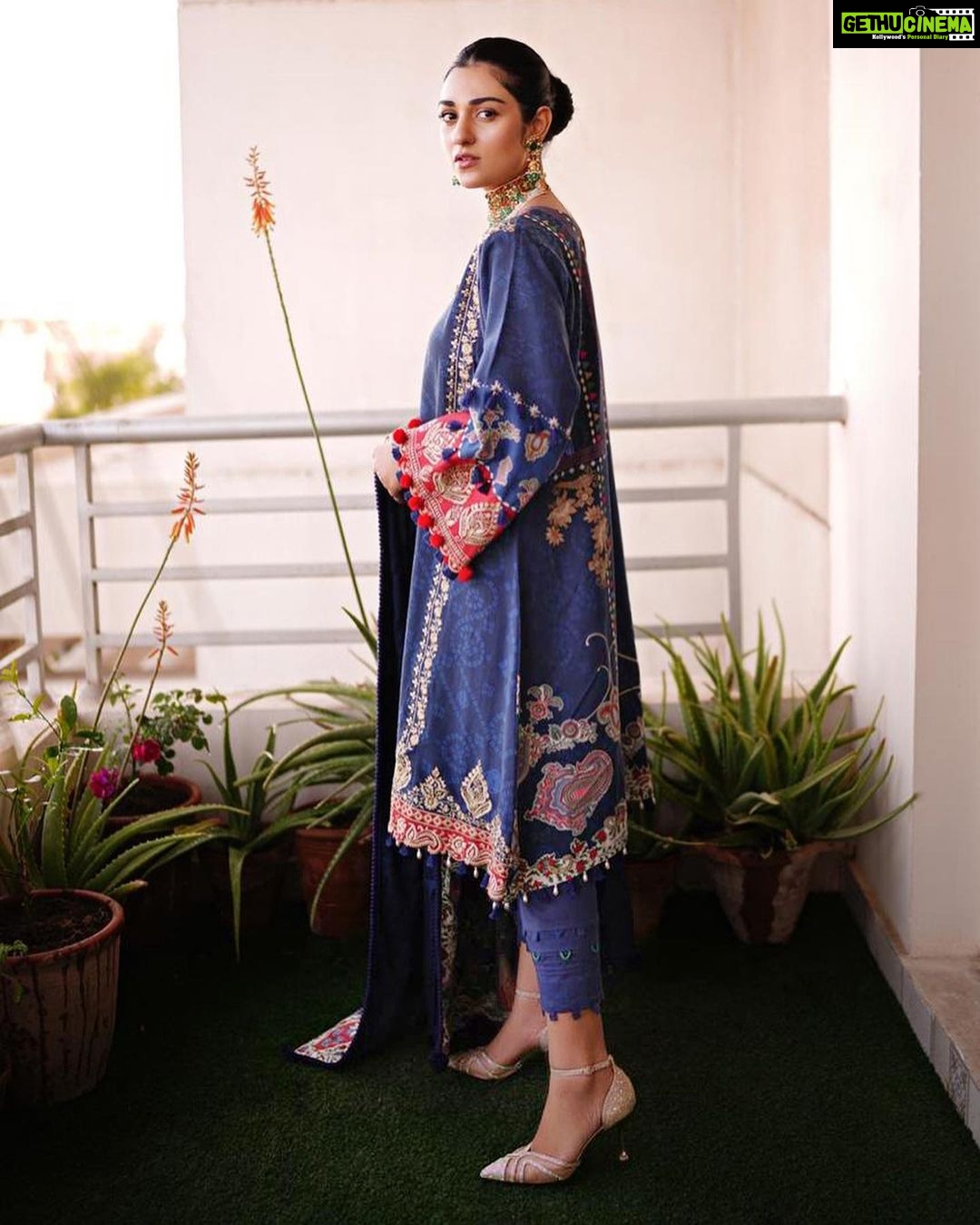 Sarah Khan Instagram - Who doesn’t want a good discount especially in the beginning of a new year @So.kamal.official is famous for its brilliant textiles and alluring designs as it is offering Flat 50% off on entire stock! That’s a steal!!! Loved their beautiful collection make sure and rush to avail this amazing offer Visit your nearest stores & Shop Online 📸 @abdulsamadzia 💎 @kohar_jewel #sokamal #flat50% #discounts #sale #sarakhan #wintercollection