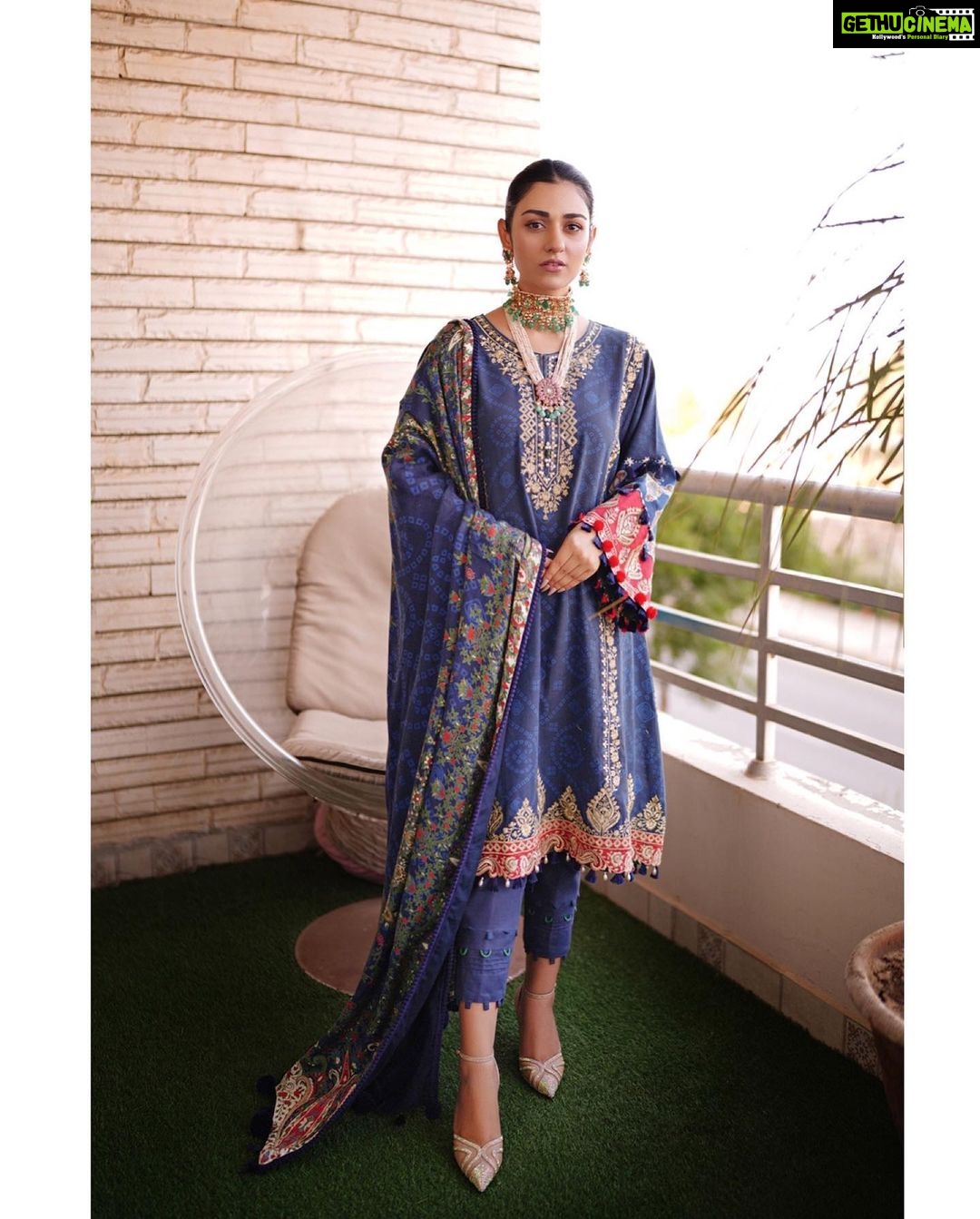 Sarah Khan Instagram - Who doesn’t want a good discount especially in the beginning of a new year @So.kamal.official is famous for its brilliant textiles and alluring designs as it is offering Flat 50% off on entire stock! That’s a steal!!! Loved their beautiful collection make sure and rush to avail this amazing offer Visit your nearest stores & Shop Online 📸 @abdulsamadzia 💎 @kohar_jewel #sokamal #flat50% #discounts #sale #sarakhan #wintercollection