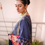 Sarah Khan Instagram - Who doesn’t want a good discount especially in the beginning of a new year @So.kamal.official is famous for its brilliant textiles and alluring designs as it is offering Flat 50% off on entire stock! That’s a steal!!! Loved their beautiful collection make sure and rush to avail this amazing offer Visit your nearest stores & Shop Online 📸 @abdulsamadzia 💎 @kohar_jewel #sokamal #flat50% #discounts #sale #sarakhan #wintercollection