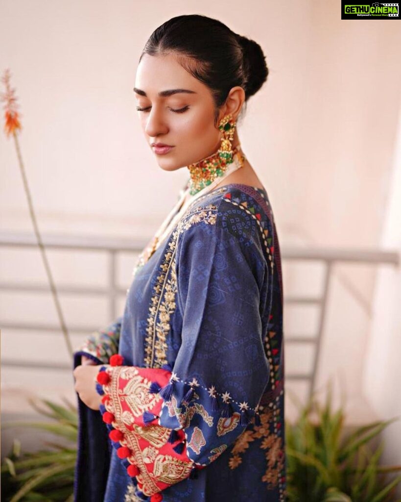 Sarah Khan Instagram - Who doesn’t want a good discount especially in the beginning of a new year @So.kamal.official is famous for its brilliant textiles and alluring designs as it is offering Flat 50% off on entire stock! That’s a steal!!! Loved their beautiful collection make sure and rush to avail this amazing offer Visit your nearest stores & Shop Online 📸 @abdulsamadzia 💎 @kohar_jewel #sokamal #flat50% #discounts #sale #sarakhan #wintercollection
