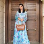 Sarah Khan Instagram - @Astore_pk is one of the pioneer brand of Bags & Modest clothing 🫶🏻 Their maxi’s & Abayas are trendy, perfect for umrah purpose aswell 🌺 All made in Pakistan 💙 ✴️12-12 SALE is LIVE on entire store, You can get every Bag in just 1999rs & upto 70% off on all other products 🤩 Hurry up & Place your orders on www.astore.pk 🤍 Styling/PR @stylebyhassan @hassanabdullahofficial #astorepk #astorexsarahkhan #sarahkhan #styledbyhassanabdullah ✨