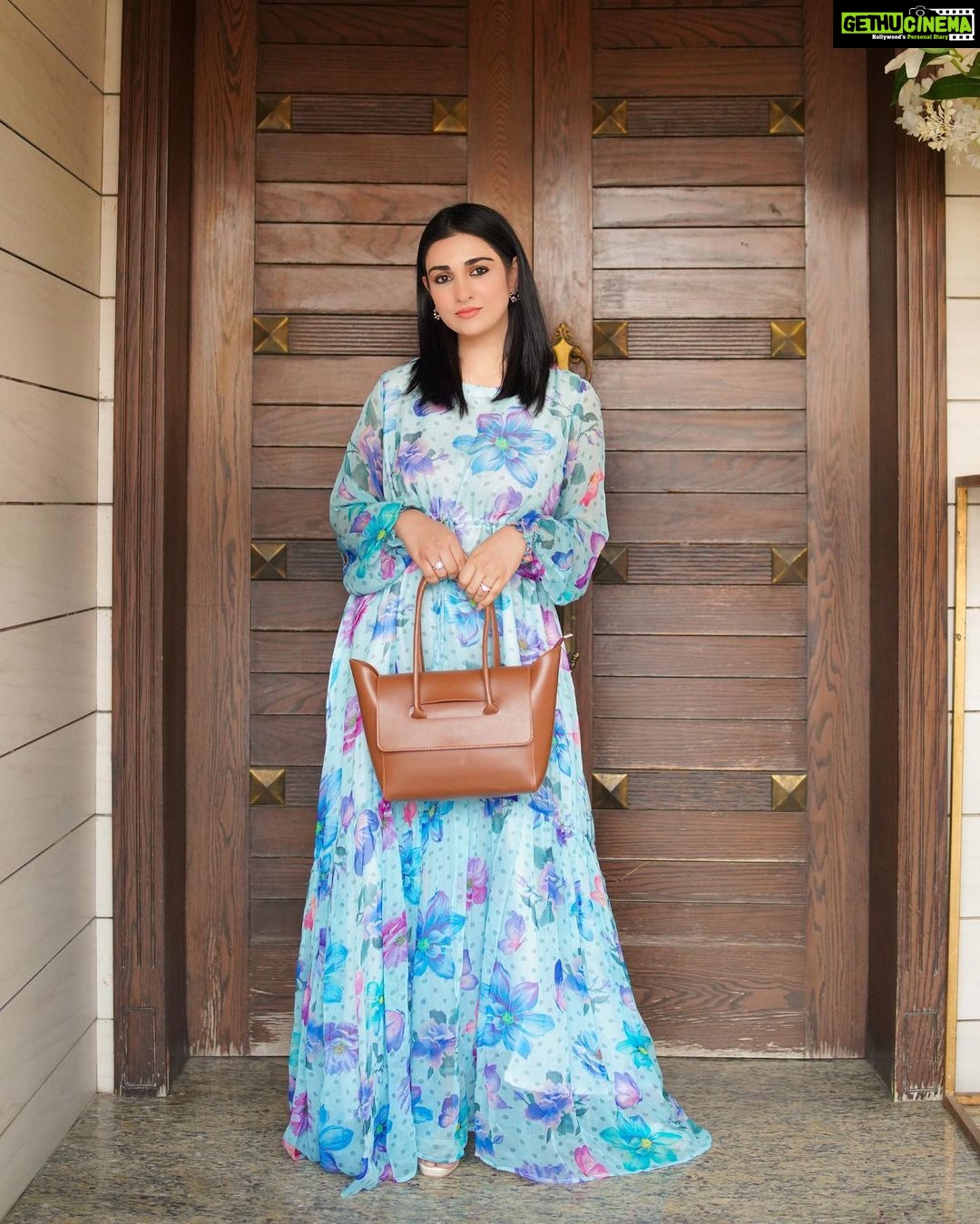 Sarah Khan Instagram - @Astore_pk is one of the pioneer brand of Bags & Modest clothing 🫶🏻 Their maxi’s & Abayas are trendy, perfect for umrah purpose aswell 🌺 All made in Pakistan 💙 ✴️12-12 SALE is LIVE on entire store, You can get every Bag in just 1999rs & upto 70% off on all other products 🤩 Hurry up & Place your orders on www.astore.pk 🤍 Styling/PR @stylebyhassan @hassanabdullahofficial #astorepk #astorexsarahkhan #sarahkhan #styledbyhassanabdullah ✨