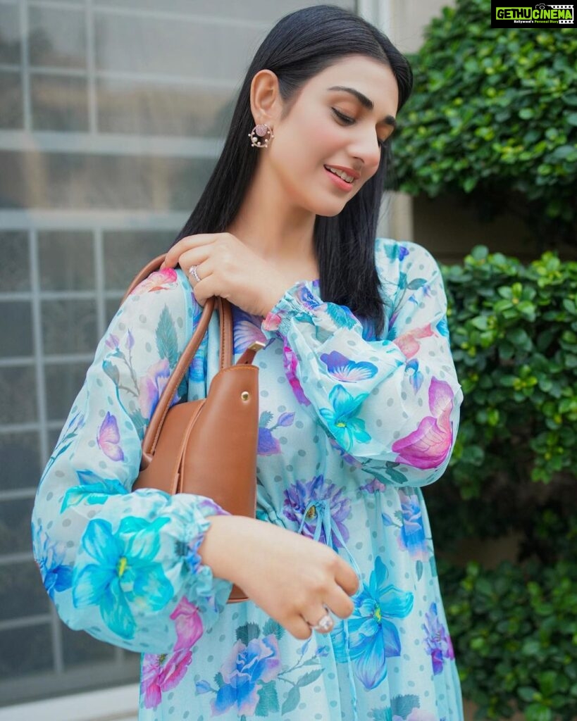 Sarah Khan Instagram - @Astore_pk is one of the pioneer brand of Bags & Modest clothing 🫶🏻 Their maxi’s & Abayas are trendy, perfect for umrah purpose aswell 🌺 All made in Pakistan 💙 ✴️12-12 SALE is LIVE on entire store, You can get every Bag in just 1999rs & upto 70% off on all other products 🤩 Hurry up & Place your orders on www.astore.pk 🤍 Styling/PR @stylebyhassan @hassanabdullahofficial #astorepk #astorexsarahkhan #sarahkhan #styledbyhassanabdullah ✨