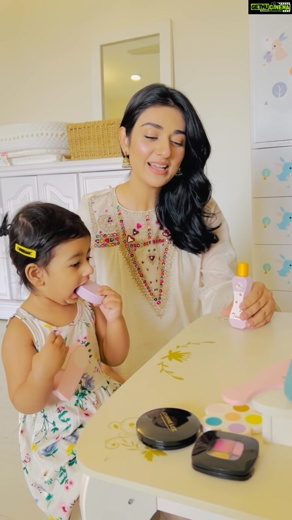 Sarah Khan Instagram - Behind the scenes of my Eid prep with @garnierpakistan. From my favourite meetha, shopping and secret to my #EidReady hair - watch the full video to find out! ;) #EidReadywithGarnier #GarnierColorNaturals #ApprovedbyRealPeople #ApprovedbyMe