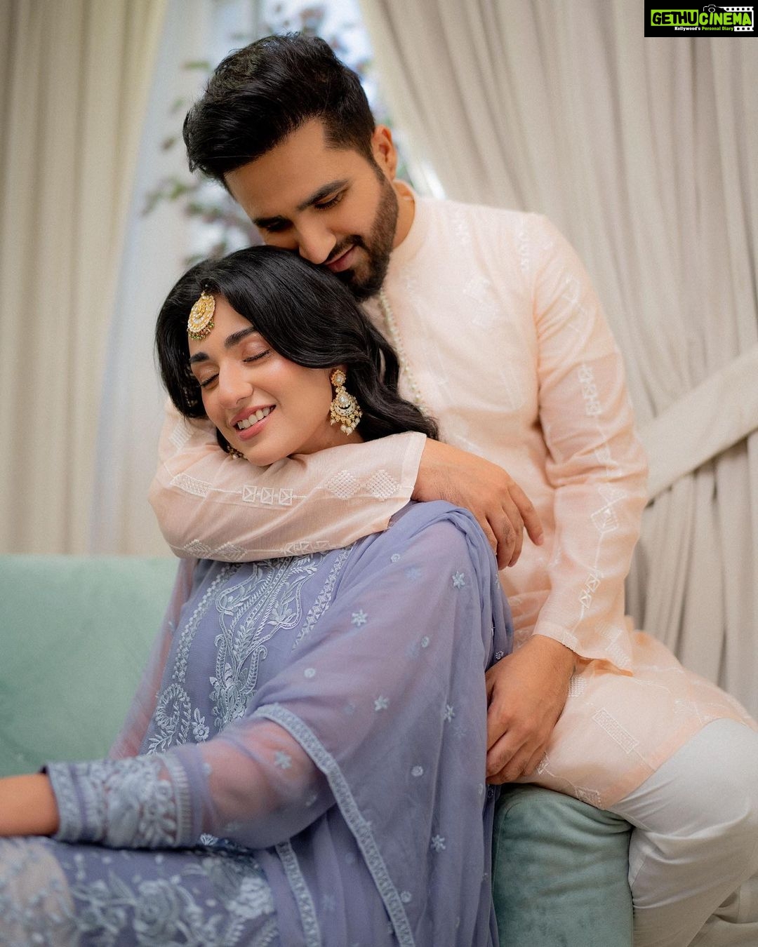 Sarah Khan Instagram - #MeriEidKiKahani @sapphirepakistan - Eid is all about last-minute shopping at my home and thankfully I’m sorted now ✨ Sapphire Eid Ready To Wear - available in stores and online for a few days! #SapphireXMe #Sapphire #SapphirePakistan #ReadyToWear
