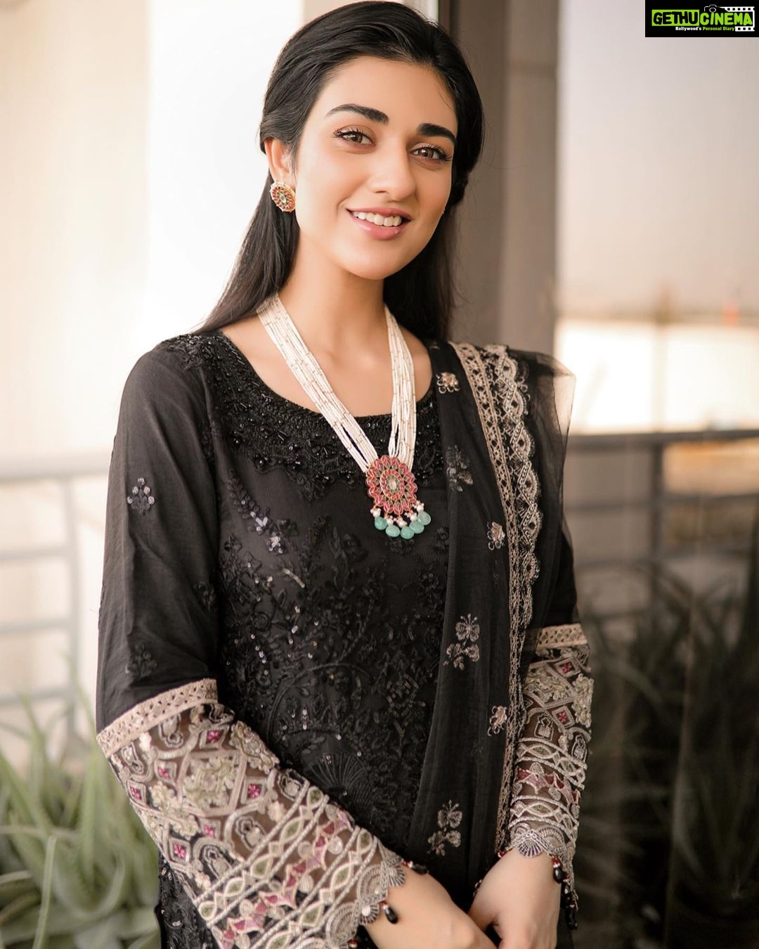 Sarah Khan Instagram - x @amarofficial.pk @amarofficial.pk have exceeded my EID look expectations with this splendid attire, LAIL. Shop this look exclusively @laamofficial Shop now at laam.pk/brands/amar?direct=true . . . . #Amar #Fashion #LuxuryPret #PakistaniFashion #DesignerOutfits #SarahKhan #EidCollection #AmarPk #AmarOfficial