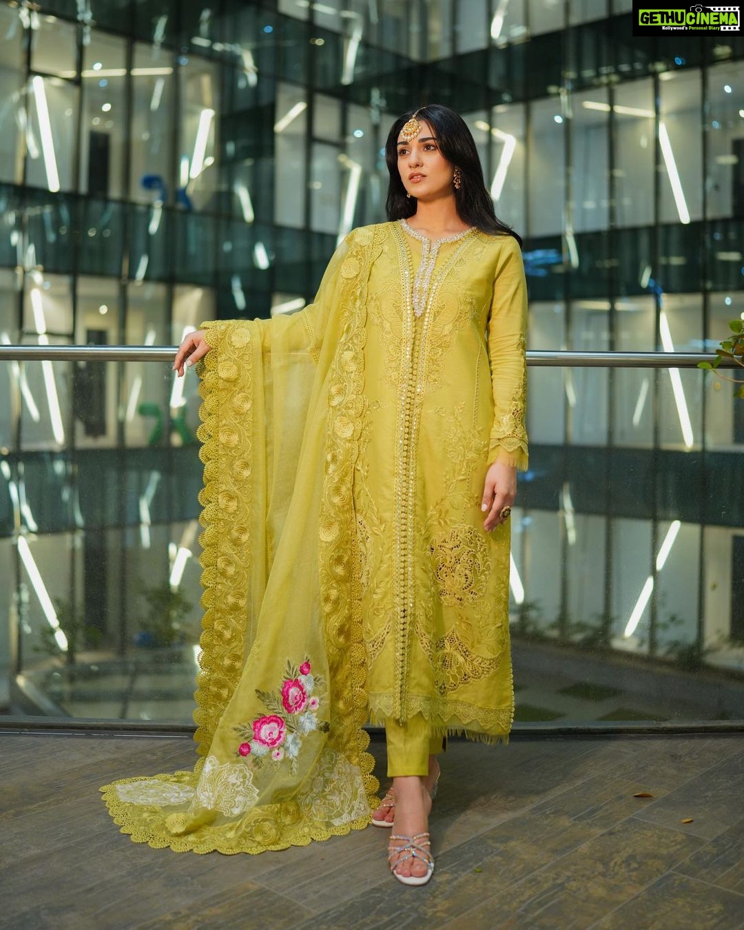 Sarah Khan Instagram - @sairashakira is restocking its Summer Luxury Pret Collection ’23 on popular demand ✨ My favourite collection of the season 🤩 Exclusively available at @laamofficial 🚨 Set your alarms as the collection restocks on 21st March 6PM PST🚨 Available at www.sairashakira.com #LAAM #SairaShakira #SarahKhan #SarahKhanXSairaShakira