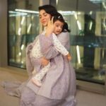 Sarah Khan Instagram - Before the event ♥️ My Alyana 🧸♥️ Thank you @bilalsaeedphotography for capturing these moments