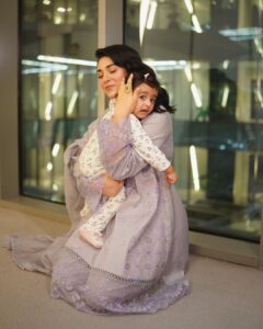 Sarah Khan Instagram - Before the event ♥️ 

My Alyana 🧸♥️

Thank you @bilalsaeedphotography for capturing these moments