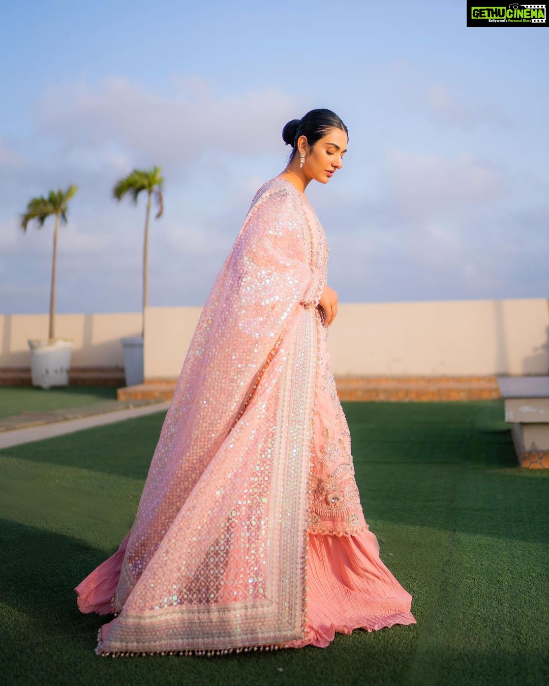 Sarah Khan Instagram - @saffronpk_official Is this the definition of beauty? You just can't say no, can you? The diva Sarah Khan dazzling us all with her jaw-dropping looks in Saffron's pastel pink masterpiece. Pure joy to our eyes!! #sarahkhan
