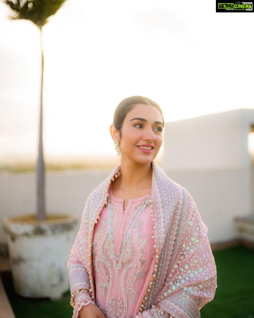 Sarah Khan Instagram - @saffronpk_official Is this the definition of beauty? You just can't say no, can you? The diva Sarah Khan dazzling us all with her jaw-dropping looks in Saffron's pastel pink masterpiece. Pure joy to our eyes!! #sarahkhan