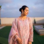 Sarah Khan Instagram - @saffronpk_official Is this the definition of beauty? You just can't say no, can you? The diva Sarah Khan dazzling us all with her jaw-dropping looks in Saffron's pastel pink masterpiece. Pure joy to our eyes!! #sarahkhan