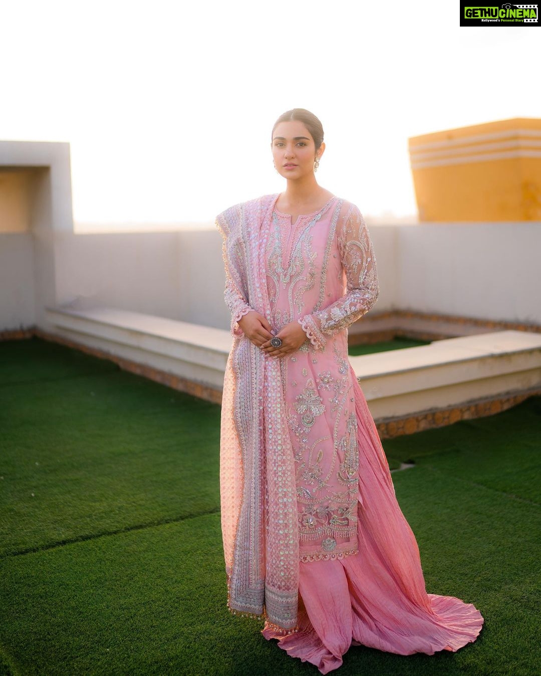 Sarah Khan Instagram - @saffronpk_official Is this the definition of beauty? You just can't say no, can you? The diva Sarah Khan dazzling us all with her jaw-dropping looks in Saffron's pastel pink masterpiece. Pure joy to our eyes!! #sarahkhan