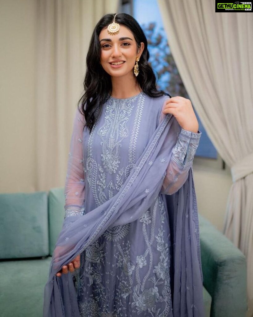 Sarah Khan Instagram - #MeriEidKiKahani @sapphirepakistan - Eid is all about last-minute shopping at my home and thankfully I’m sorted now ✨ Sapphire Eid Ready To Wear - available in stores and online for a few days! #SapphireXMe #Sapphire #SapphirePakistan #ReadyToWear