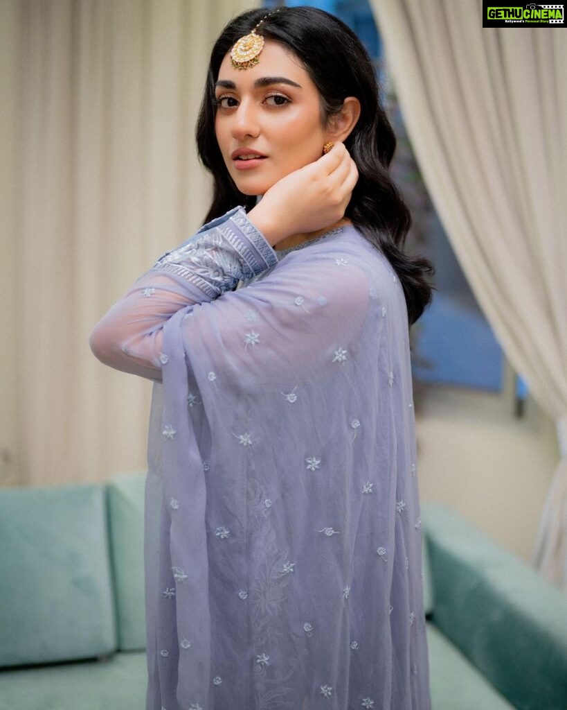 Sarah Khan Instagram - #MeriEidKiKahani @sapphirepakistan - Eid is all about last-minute shopping at my home and thankfully I’m sorted now ✨ Sapphire Eid Ready To Wear - available in stores and online for a few days! #SapphireXMe #Sapphire #SapphirePakistan #ReadyToWear