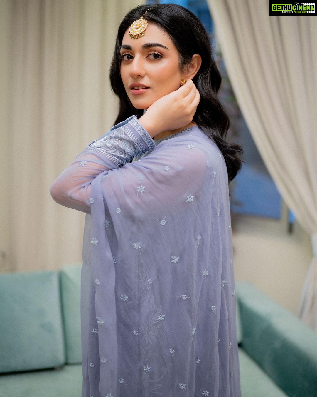 Sarah Khan Instagram - #MeriEidKiKahani @sapphirepakistan - Eid is all about last-minute shopping at my home and thankfully I’m sorted now ✨ Sapphire Eid Ready To Wear - available in stores and online for a few days! #SapphireXMe #Sapphire #SapphirePakistan #ReadyToWear