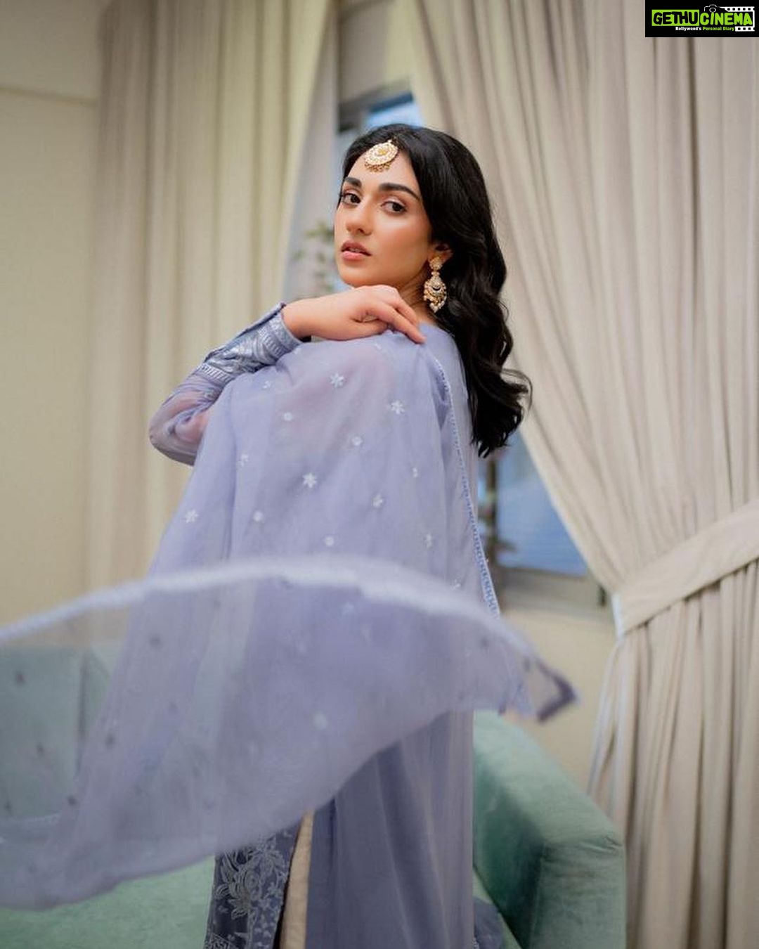 Sarah Khan Instagram - #MeriEidKiKahani @sapphirepakistan - Eid is all about last-minute shopping at my home and thankfully I’m sorted now ✨ Sapphire Eid Ready To Wear - available in stores and online for a few days! #SapphireXMe #Sapphire #SapphirePakistan #ReadyToWear
