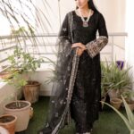 Sarah Khan Instagram - x @amarofficial.pk @amarofficial.pk have exceeded my EID look expectations with this splendid attire, LAIL. Shop this look exclusively @laamofficial Shop now at laam.pk/brands/amar?direct=true . . . . #Amar #Fashion #LuxuryPret #PakistaniFashion #DesignerOutfits #SarahKhan #EidCollection #AmarPk #AmarOfficial