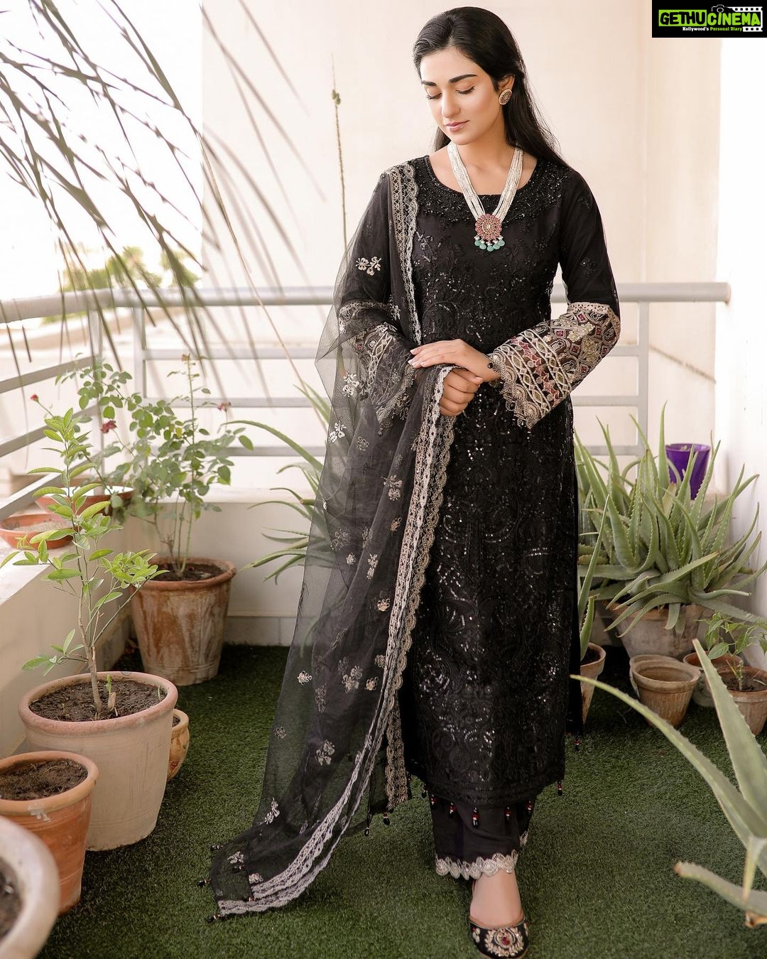 Sarah Khan Instagram - x @amarofficial.pk @amarofficial.pk have exceeded my EID look expectations with this splendid attire, LAIL. Shop this look exclusively @laamofficial Shop now at laam.pk/brands/amar?direct=true . . . . #Amar #Fashion #LuxuryPret #PakistaniFashion #DesignerOutfits #SarahKhan #EidCollection #AmarPk #AmarOfficial