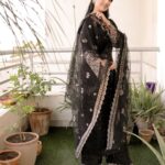 Sarah Khan Instagram - x @amarofficial.pk @amarofficial.pk have exceeded my EID look expectations with this splendid attire, LAIL. Shop this look exclusively @laamofficial Shop now at laam.pk/brands/amar?direct=true . . . . #Amar #Fashion #LuxuryPret #PakistaniFashion #DesignerOutfits #SarahKhan #EidCollection #AmarPk #AmarOfficial