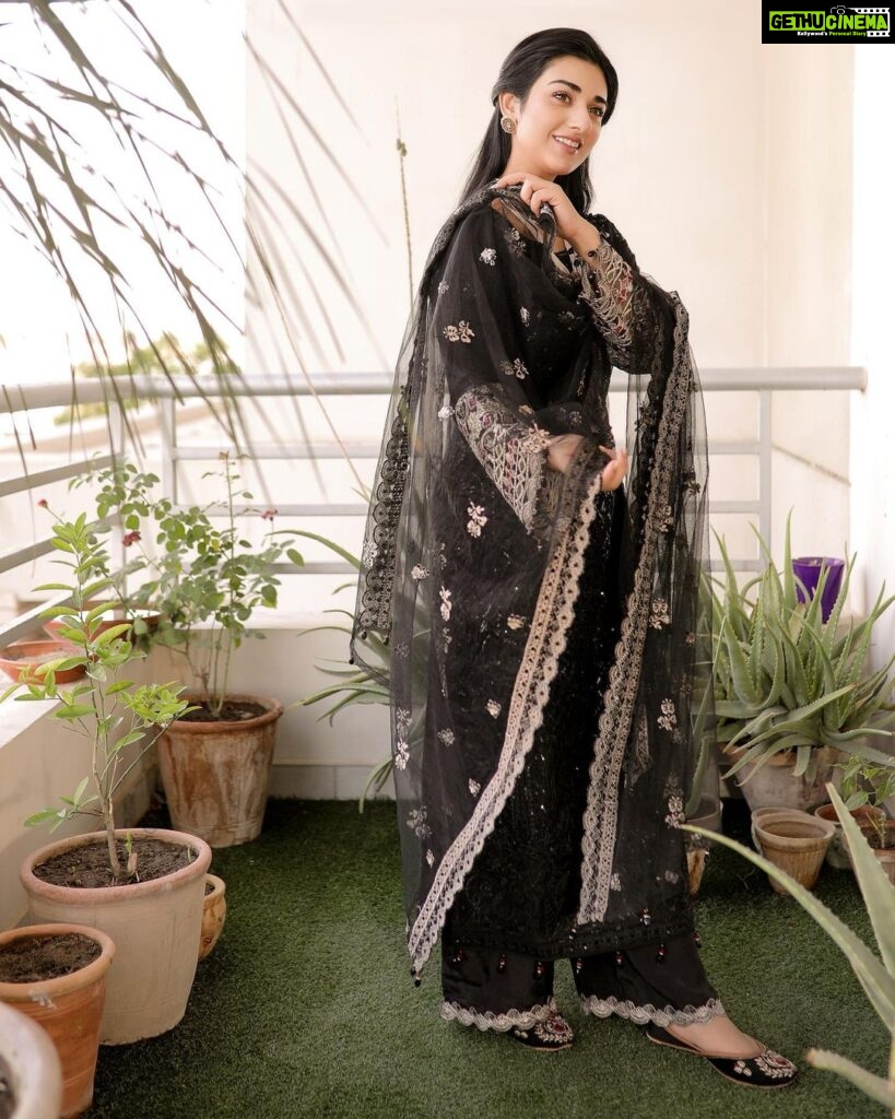 Sarah Khan Instagram - x @amarofficial.pk @amarofficial.pk have exceeded my EID look expectations with this splendid attire, LAIL. Shop this look exclusively @laamofficial Shop now at laam.pk/brands/amar?direct=true . . . . #Amar #Fashion #LuxuryPret #PakistaniFashion #DesignerOutfits #SarahKhan #EidCollection #AmarPk #AmarOfficial