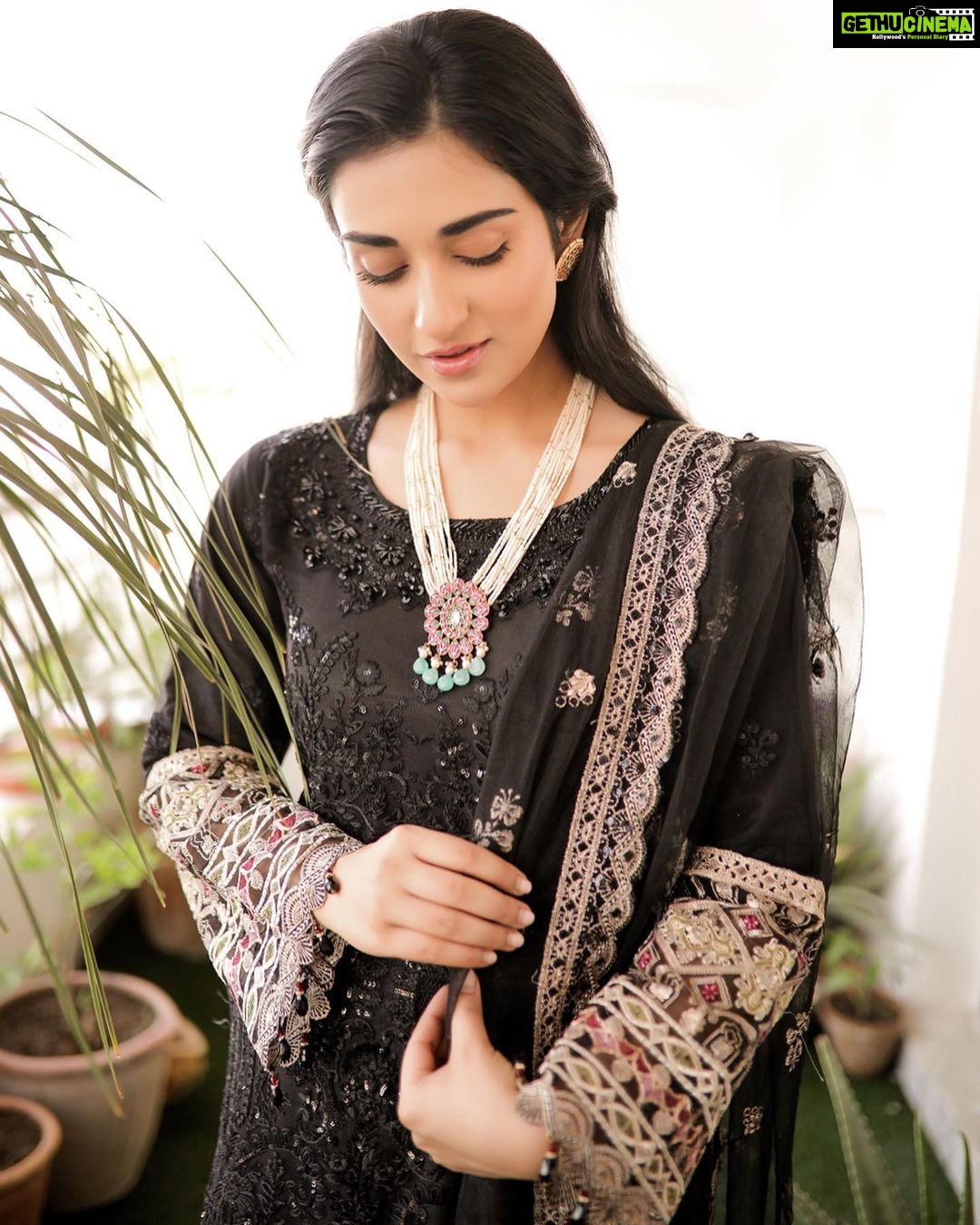 Sarah Khan Instagram - x @amarofficial.pk @amarofficial.pk have exceeded my EID look expectations with this splendid attire, LAIL. Shop this look exclusively @laamofficial Shop now at laam.pk/brands/amar?direct=true . . . . #Amar #Fashion #LuxuryPret #PakistaniFashion #DesignerOutfits #SarahKhan #EidCollection #AmarPk #AmarOfficial