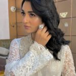 Sarah Khan Instagram - How was the show last night? 💕 @arydigital.tv Wearing @meeras.ns Jewellery @labella.pk.official