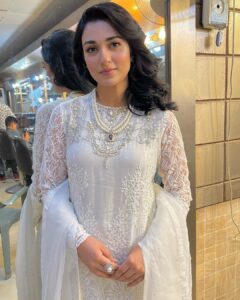 Sarah Khan Instagram - How was the show last night? 💕 @arydigital.tv Wearing @meeras.ns Jewellery @labella.pk.official