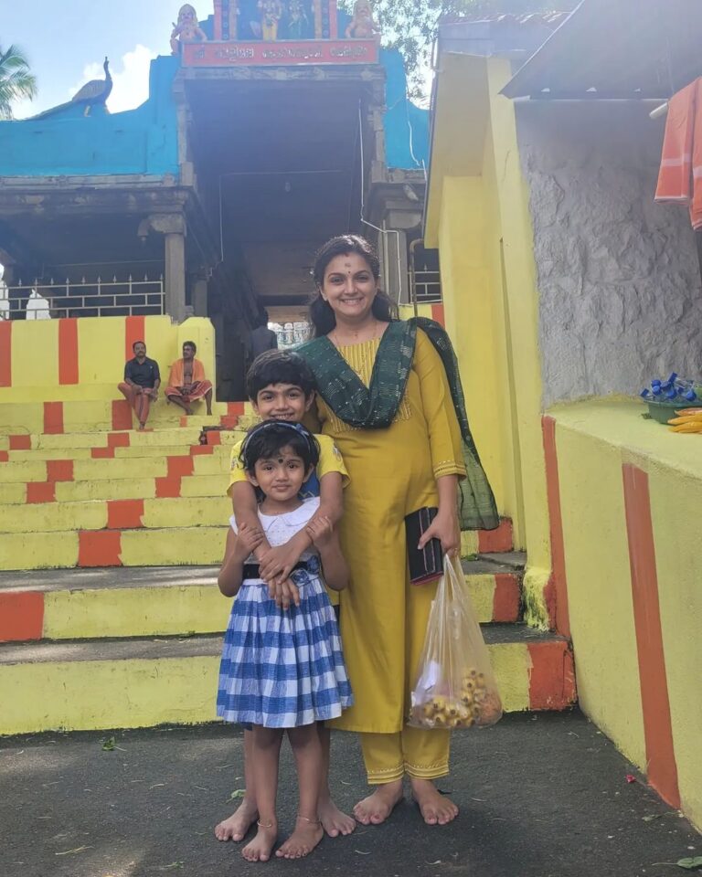 Saranya Mohan Instagram - Visiting Velimalai kumara swami temple,Kumarakovil 🙏 📷 @swami_bro