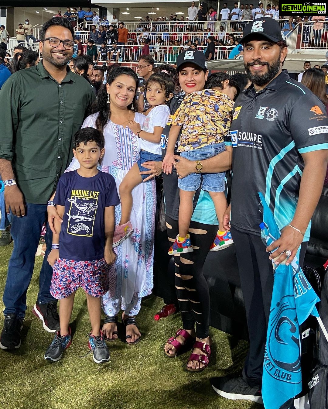Saranya Mohan Instagram - Simple, beautiful, talented, humble, cute wife, loveable mother, sweetest humanbeing @saranyamohanofficial Sooooo Happy to see her after a long time💓 Ps: what a beautiful family 🧿 touchwood Godbless you guys #friends #monday #mondaymotivation #cricket #keralastrikers #positivevibes Kerala - God's Own Country