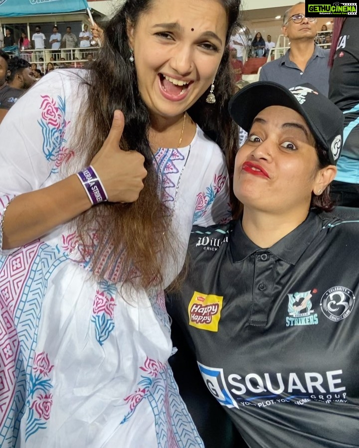 Saranya Mohan Instagram - Simple, beautiful, talented, humble, cute wife, loveable mother, sweetest humanbeing @saranyamohanofficial Sooooo Happy to see her after a long time💓 Ps: what a beautiful family 🧿 touchwood Godbless you guys #friends #monday #mondaymotivation #cricket #keralastrikers #positivevibes Kerala - God's Own Country