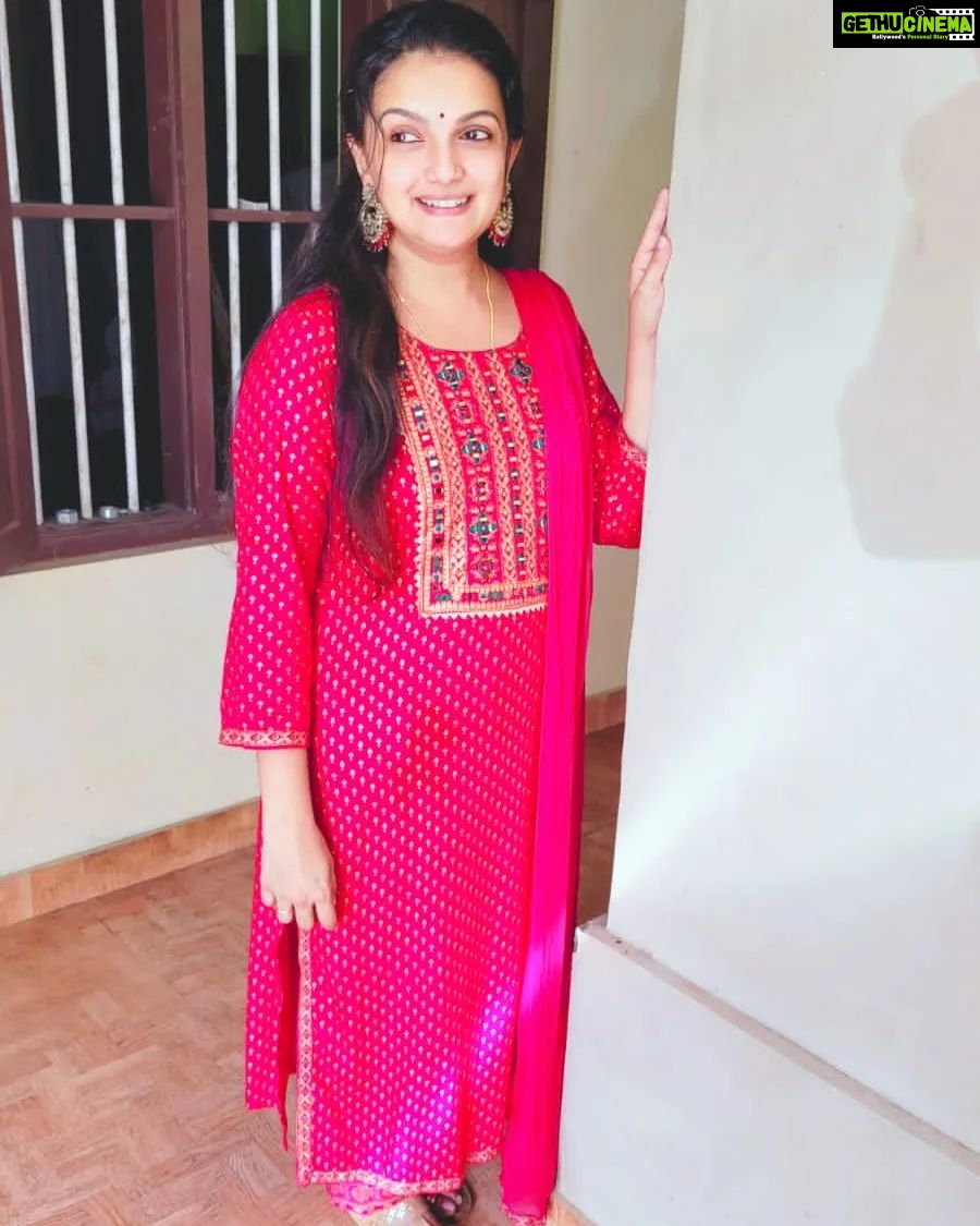 Saranya Mohan Instagram - Love yourself 🥰 👗@deepu_selections_by_sindhuri