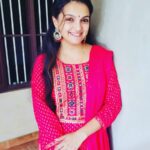 Saranya Mohan Instagram - Happy weekend friends ❤️ 👗@deepu_selections_by_sindhuri 📸@swami_bro