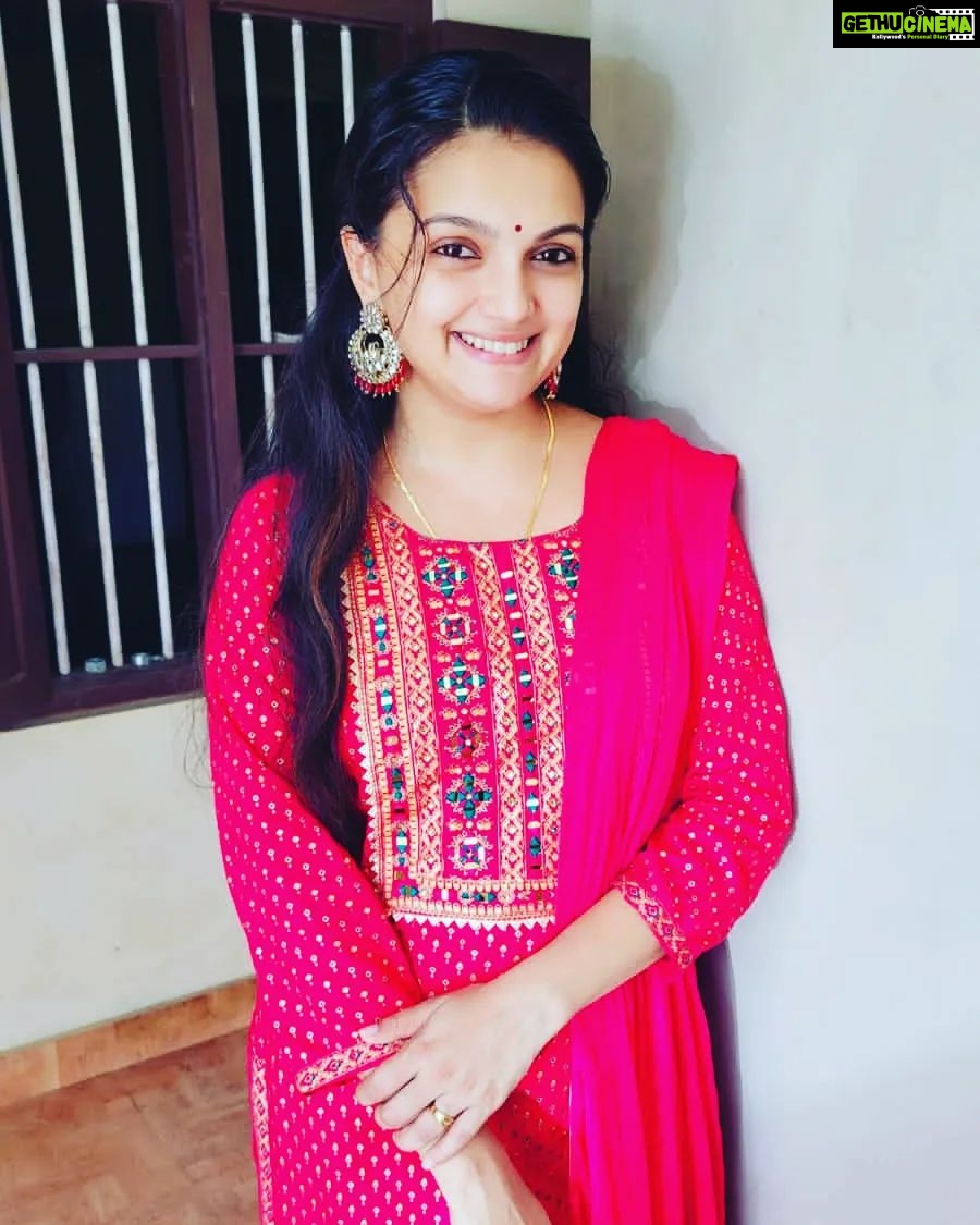 Saranya Mohan Instagram - Happy weekend friends ❤️ 👗@deepu_selections_by_sindhuri 📸@swami_bro