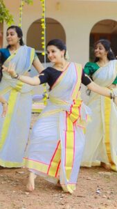 Saranya Mohan Instagram - Dance Master Vikram and Friends❤😂 📷 @vivek_kovalam ✂️ @sa_j_in__ 👗@ekatva.co