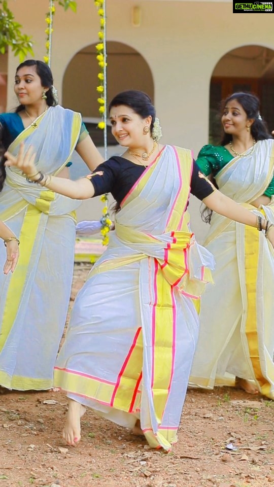 Saranya Mohan Instagram - Dance Master Vikram and Friends❤😂 📷 @vivek_kovalam ✂️ @sa_j_in__ 👗@ekatva.co