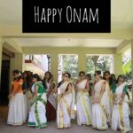 Saranya Mohan Instagram - Having Fun with my students during dance school onam celebration ❤ 😂😂😂 Please excuse the mistakes 📷 @vivek_kovalam ✂️ @sa_j_in__ Trivandrum, India