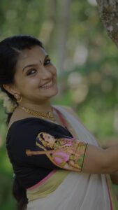 Saranya Mohan Instagram - Hello friends🥰❤ Hows your onam preparations?

 👗*Thanjavur painting blouse from @ekatva.co
 *Set Mundu from kuthampully

📷 @vivek_kovalam
✂️ @sa_j_in__