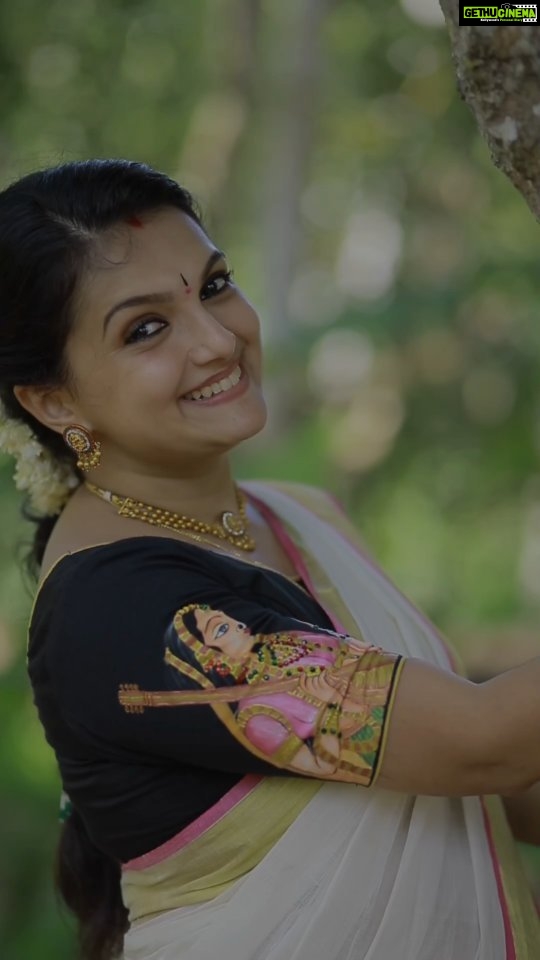 Saranya Mohan Instagram - Hello friends🥰❤ Hows your onam preparations? 👗*Thanjavur painting blouse from @ekatva.co *Set Mundu from kuthampully 📷 @vivek_kovalam ✂️ @sa_j_in__