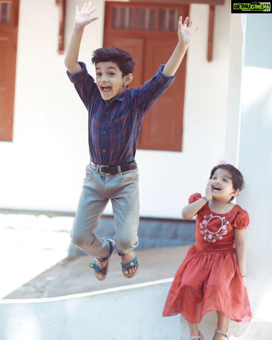 Saranya Mohan Instagram - അമ്പട വീരൻ ചേട്ടാ! ചേട്ടൻ ഒരു ഗില്ലാടി തന്നെ 🤭 📷 @vivek_kovalam Trivandrum, India